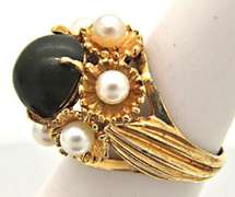 LADIES 14 KT YELLOW GOLD JADE AND PEARL RING.