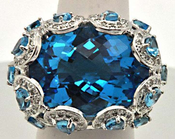 18 KT RING WITH A 25.00 CT BLUE TOPAZ & DIAMONDS