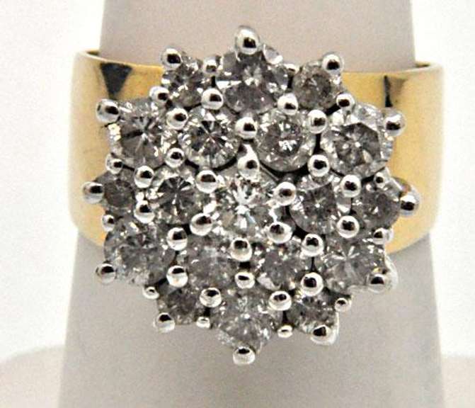 LADIES 14 KT GOLD DIAMOND CLUSTER RING.