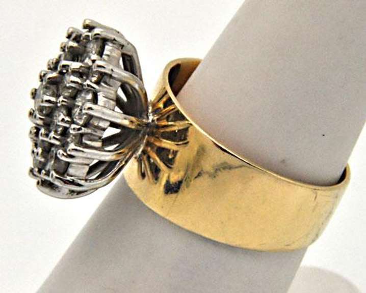 LADIES 14 KT GOLD DIAMOND CLUSTER RING.