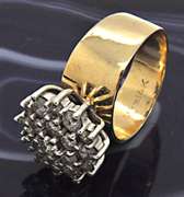 LADIES 14 KT GOLD DIAMOND CLUSTER RING.