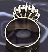 LADIES 14 KT GOLD DIAMOND CLUSTER RING.