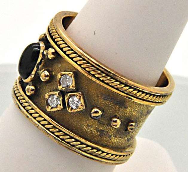 LADIES 18 KT YELLOW GOLD BLUE CABOCHON SAPPHIRE SET.