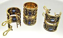 LADIES 18 KT YELLOW GOLD BLUE CABOCHON SAPPHIRE SET.