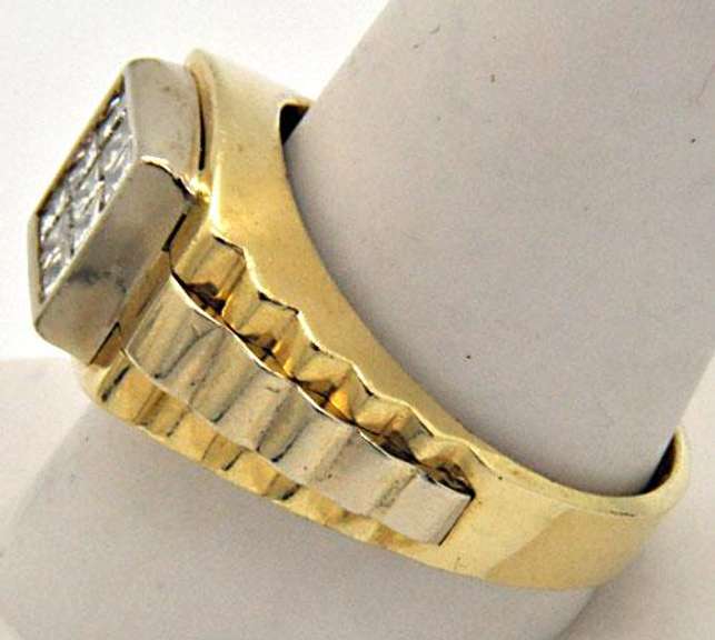 MEN'S 14 KT YELLOW GOLD DIAMOND RING.