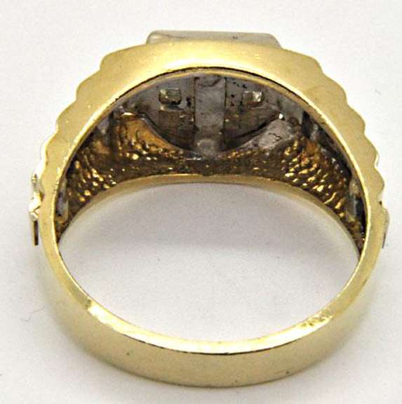 MEN'S 14 KT YELLOW GOLD DIAMOND RING.