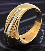 MEN'S 14 KT YELLOW GOLD DIAMOND RING.