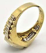 MEN'S 14 KT YELLOW GOLD DIAMOND RING.