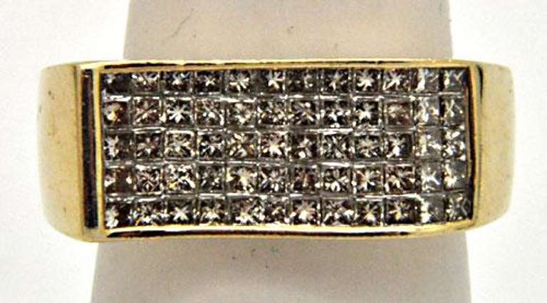 MEN'S 14 KT YELLOW GOLD DIAMOND RING.