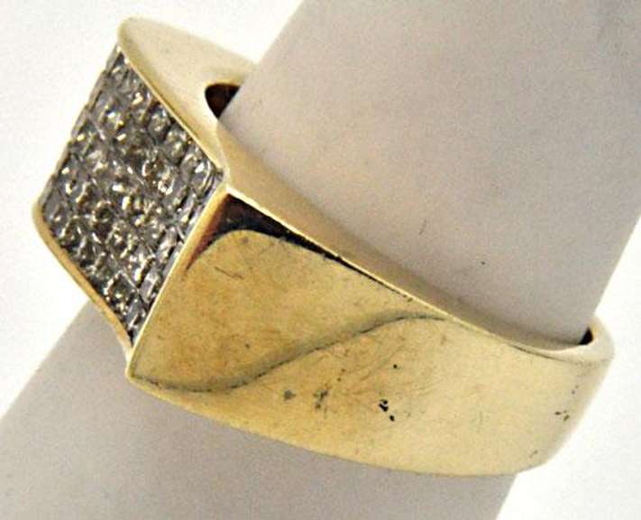 MEN'S 14 KT YELLOW GOLD DIAMOND RING.
