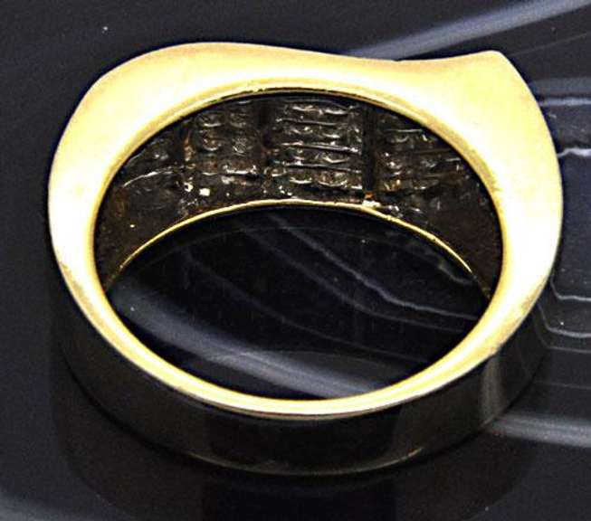 MEN'S 14 KT YELLOW GOLD DIAMOND RING.