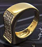 MEN'S 14 KT YELLOW GOLD DIAMOND RING.