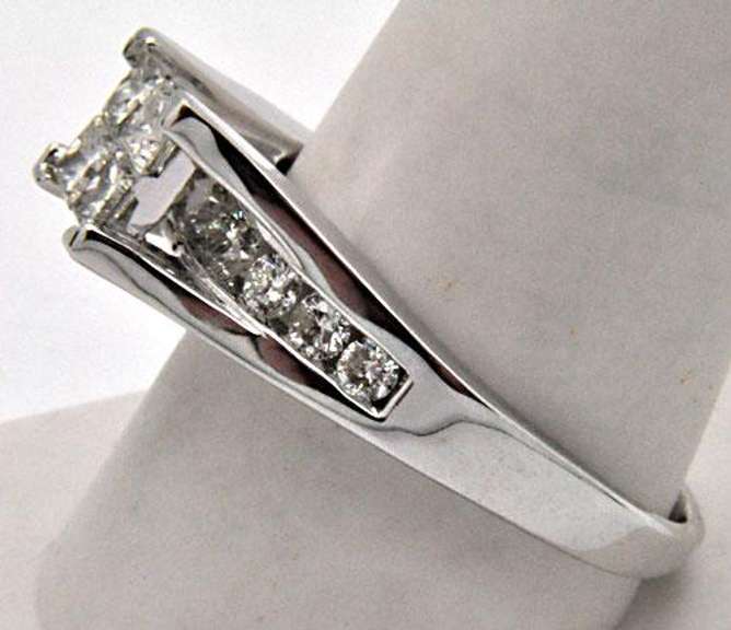 LADIES 14 KT WHITE GOLD DIAMOND RING.