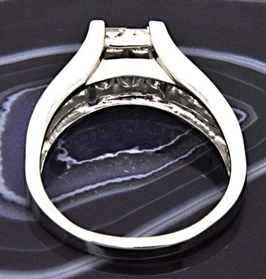 LADIES 14 KT WHITE GOLD DIAMOND RING.
