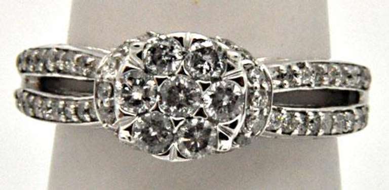 LADIES 14 KT WHITE GOLD DIAMOND RING.