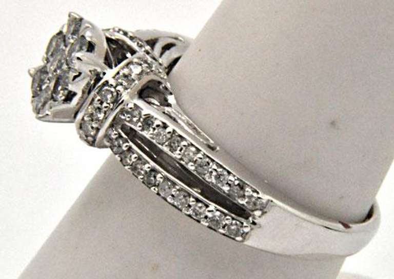 LADIES 14 KT WHITE GOLD DIAMOND RING.