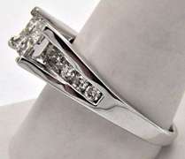 LADIES 14 KT WHITE GOLD DIAMOND RING.