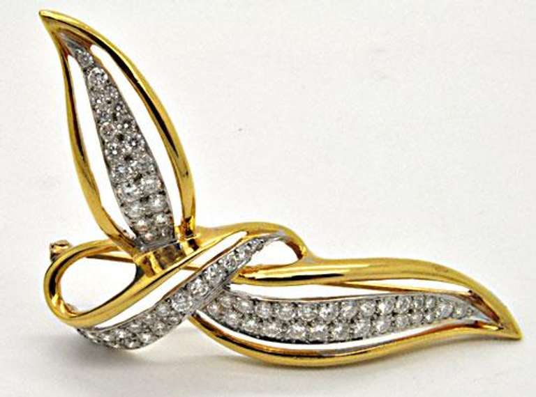 18 KT YELLOW AND WHITE GOLD DIAMOND BROOCH.
