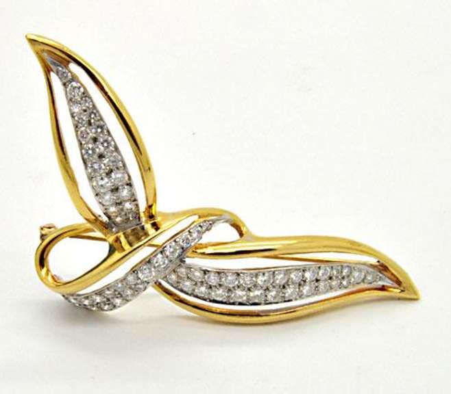18 KT YELLOW AND WHITE GOLD DIAMOND BROOCH.