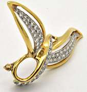 18 KT YELLOW AND WHITE GOLD DIAMOND BROOCH.