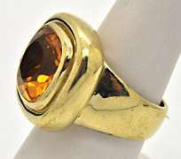 LADIES 18 KT YELLOW GOLD LARGE TOPAZ RING.