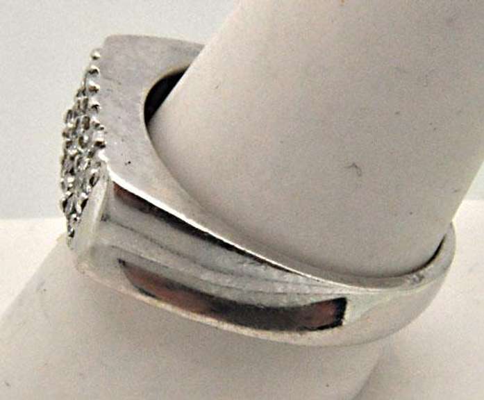 MEN'S 14KT WHITE GOLD DIAMOND BAND/RING.