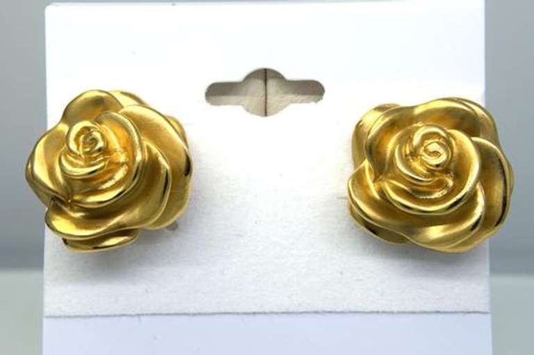 Eyecatching Rose Earrings in Gold