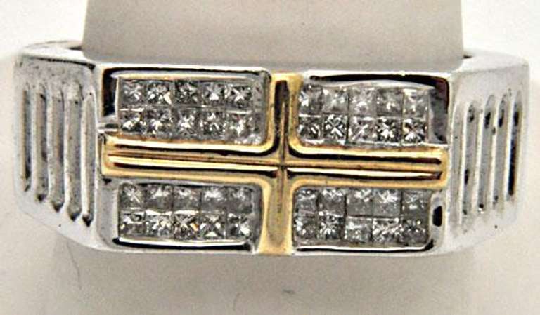 MEN'S 14 KT WHITE GOLD DIAMOND RING.