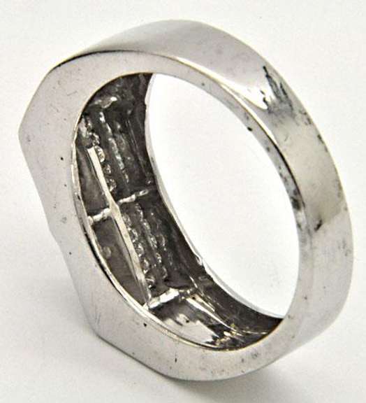 MEN'S 14 KT WHITE GOLD DIAMOND RING.
