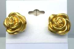 Eyecatching Rose Earrings in Gold