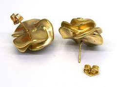 Eyecatching Rose Earrings in Gold