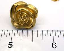 Eyecatching Rose Earrings in Gold