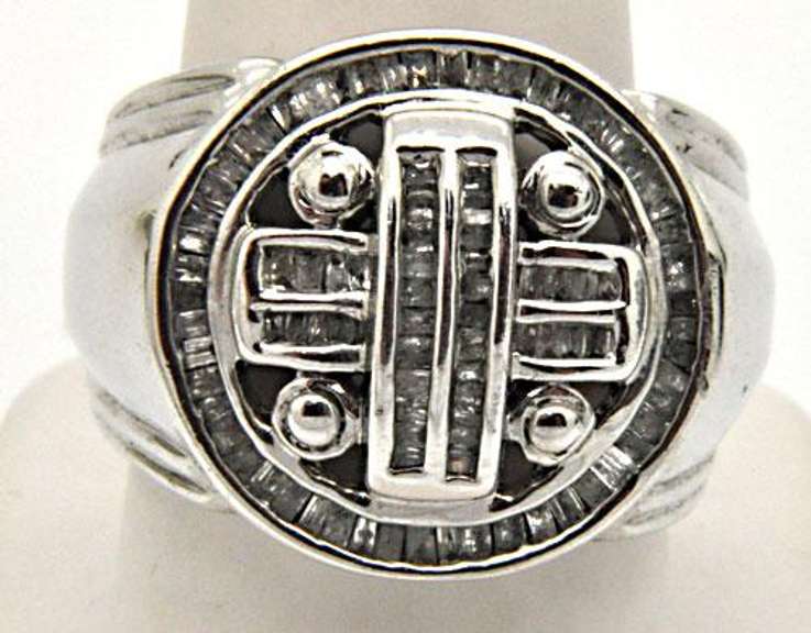 MEN'S 10KT WHITE GOLD DIAMOND RING.