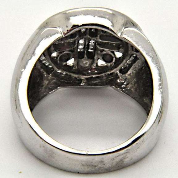 MEN'S 10KT WHITE GOLD DIAMOND RING.