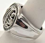 MEN'S 10KT WHITE GOLD DIAMOND RING.