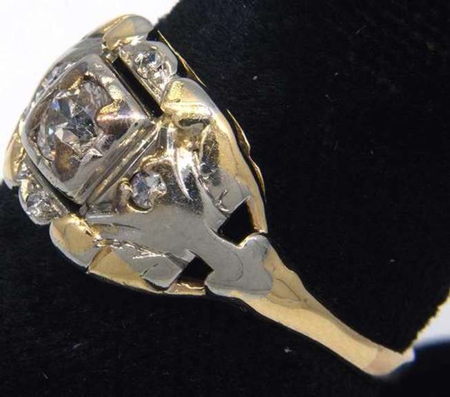 Sparkling Vintage Diamond Ring in Gold