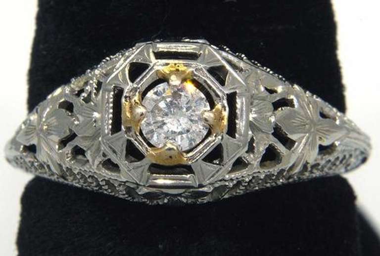 Gorgeous 18KT White Gold Diamond Estate Ring