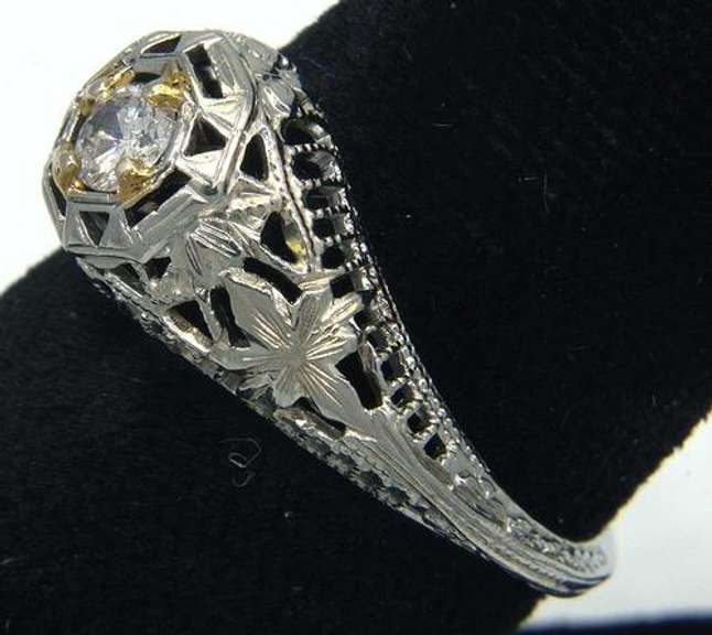Gorgeous 18KT White Gold Diamond Estate Ring