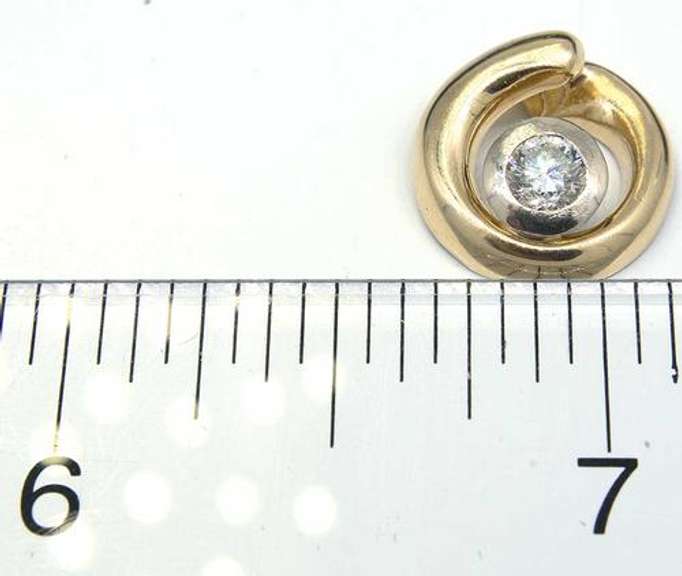 Glimmering Circular Diamond Pendant in Gold