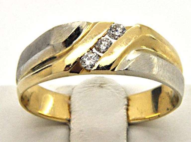 MEN'S 14KT WHITE AND YELLOW GOLD BAND WITH DIAMONDS.