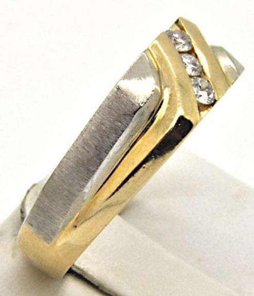 MEN'S 14KT WHITE AND YELLOW GOLD BAND WITH DIAMONDS.