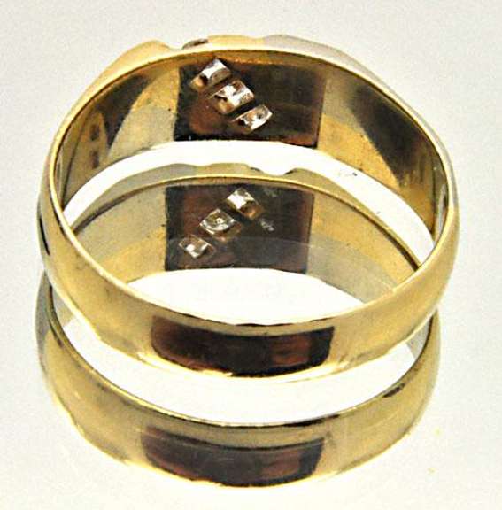 MEN'S 14KT WHITE AND YELLOW GOLD BAND WITH DIAMONDS.
