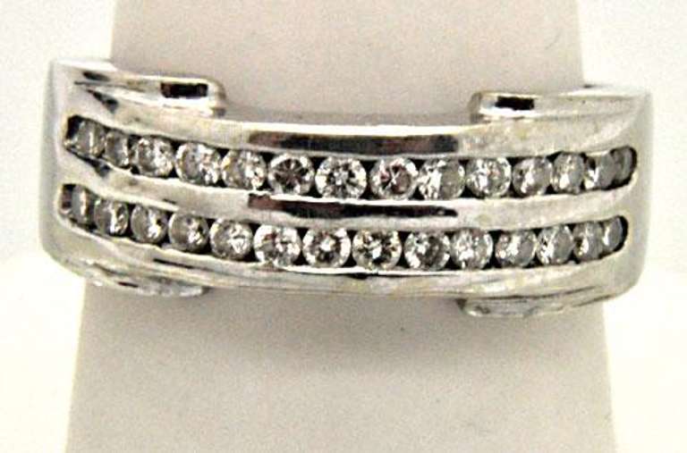MEN'S 18KT WHITE GOLD BAND WITH DIAMONDS.