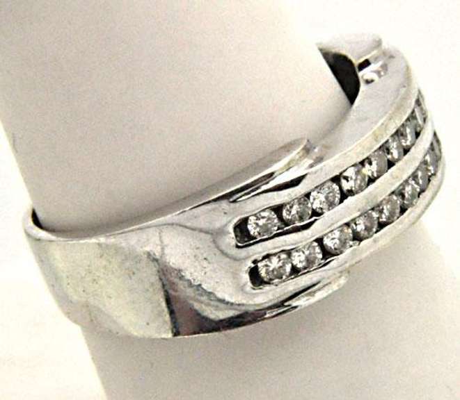 MEN'S 18KT WHITE GOLD BAND WITH DIAMONDS.