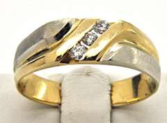 MEN'S 14KT WHITE AND YELLOW GOLD BAND WITH DIAMONDS.