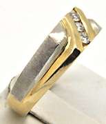 MEN'S 14KT WHITE AND YELLOW GOLD BAND WITH DIAMONDS.