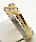 MEN'S 14KT WHITE AND YELLOW GOLD BAND WITH DIAMONDS.