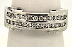 MEN'S 18KT WHITE GOLD BAND WITH DIAMONDS.