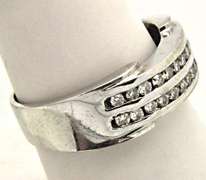MEN'S 18KT WHITE GOLD BAND WITH DIAMONDS.
