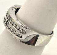 MEN'S 18KT WHITE GOLD BAND WITH DIAMONDS.